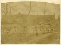 220929 Gezicht op de voorgevel van het weeshuis te Oudewater. N.B. Het weeshuis is omstreeks 1867 verbouwd tot ...